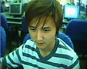 长的有点象何洁的男人.