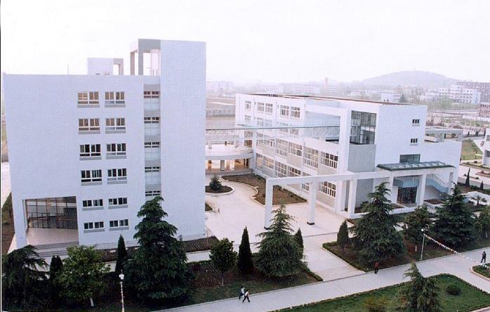 南北教学楼中的天桥能不能过人?