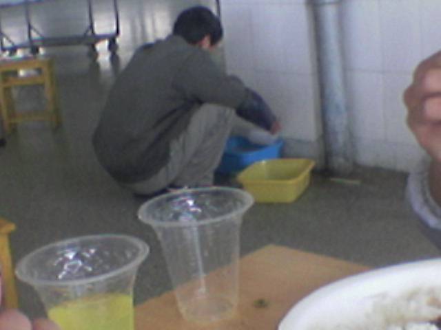 大家仔细看,他在干什么